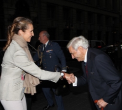 Su Alteza Real la Infanta Doña Elena es recibida a su llegada a la Real Academia de Bellas Artes de San Fernando por su director, Antonio Bonet